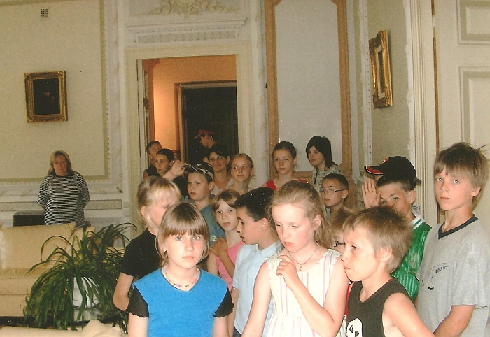 Su mokiniais Šešuolėlių dvare.