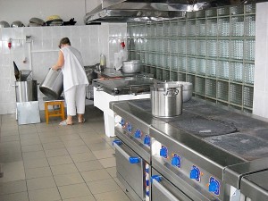 Pagrindinis pirkinys valgyklai - nauja viryklė. 