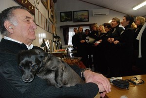 Išsigandęs keistų garsų mėlynakis šuniukas pasislėpė ant šeimininko kelių...