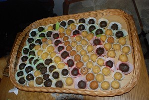 Choristai atsivežė savo rankomis pagamintų spalvotų saldainių iš žirnių miltų.