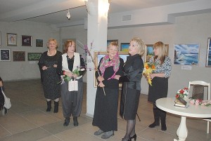 Dailės mokytojos: Laima Dorofejevaitė, Stasė Rulevičienė ir Aldona Ragelskienė bei jų atrastas naujas talentas Nijolė Didžiokienė.