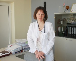 Anot vyr. gydytojos N. Dimšienės, su eilėmis prie gydytojų kabinetų padėtų kovoti lėtinėmis ligomis sergančiųjų persiskirstymas.