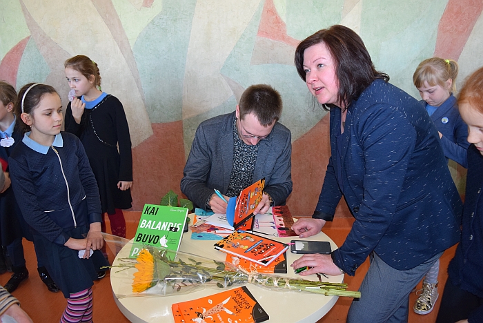 Autografo paprašė ir l.e. p. Viešosios bibliotekos direktorė Vaiva Daugėlienė.