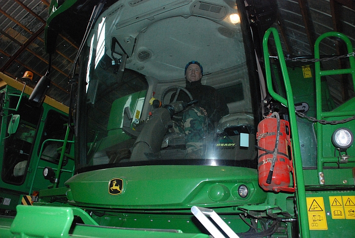 Irmantas Drėgva puikiai jaučiasi naujo „John Deere“ kombaino tvarkingame, tyliame ir kondicionuojamame salone. 