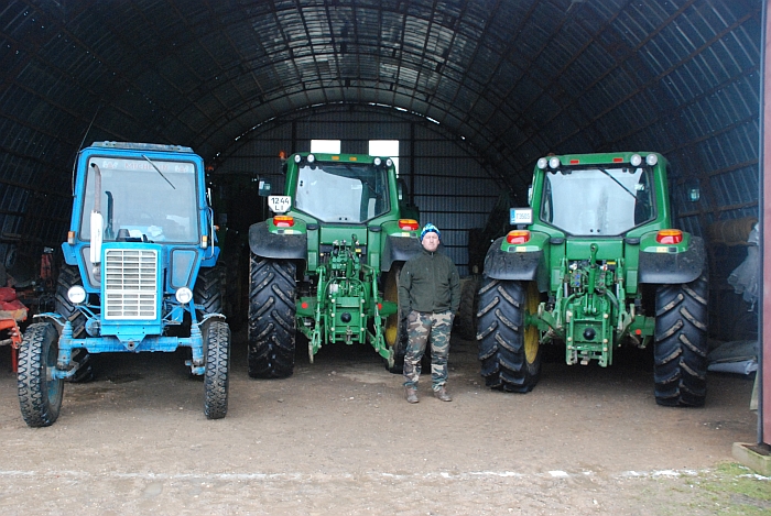 Ūkininko garaže - lyg žemės ūkio technikos salone. (Nuotraukoje matosi tik pirmoji - senesnių traktorių rikiuotė). 