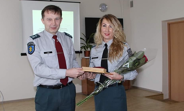 Policijos komisariato viršininkas Almantas Lukša sveikina Astą Drėgvienę su komisaro laipsniu.