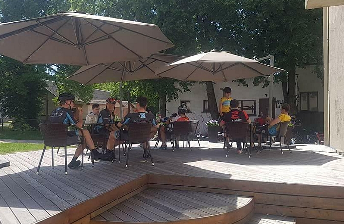 Grupelė sportininkų vietą pietums pasirinko terasoje.