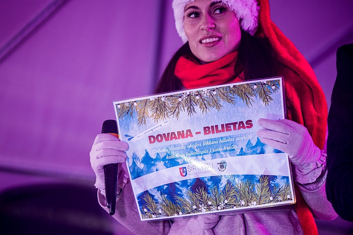 Eglės įžiebimo šventėje ištraukti „Globalių Širvintų“ akcijos „Laimėk bilietą namo per Kalėdas“ burtai. Laimėtoja tapo Jurgita Šereikienė.