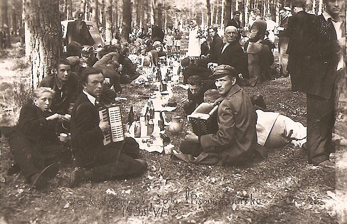 „Gražaus ryto“ kolūkiečiai Pivonijos šile. „Gražaus ryto“ kolūkiečiai Pivonijos šile.