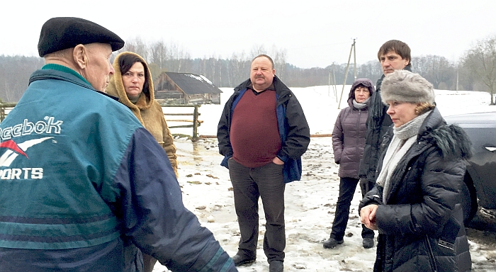 Apie Diršonių kaimo ūkininko bėdas kalbasi tarybos nariai Marija Gudonienė ir Rimas Stepaitis.