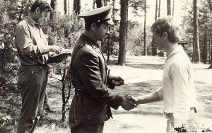 Vytautas Gaigalas (pirmas iš kairės) - Bartkuškio hidromelioracijos technikumo dėstytojas. Leonas Vaicekauskas (centre) įteikia apdovanojimą Juozui Mikalajūnui.