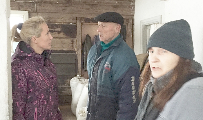 Tarybos narė Živilė Pinskuvienė ūkininko namuose kalbasi su Juknonių kaimo gyventoju Stepu Pranckevičiumi ir su ūkininko palaikyti atvykusia artima jo giminaite. 
