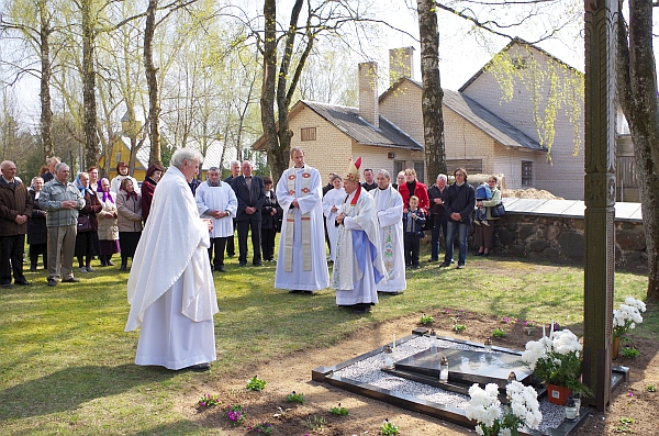 Po Mišių iškilmių dalyviai aplankė bažnyčios šventoriuje palaidoto Kiauklių bažnyčios kunigo Juozapo Andrikonio kapą, pagerbė ganytojo atminimą.