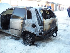 Smarkiai apdegė automobilio „Ford Fiesta“ galinė dalis.