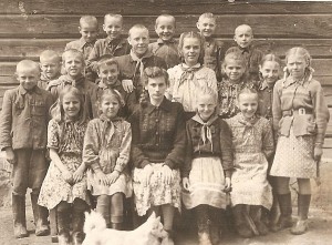 Su pirmaisiais mokiniais. Gervėčiai. 1951 metai.
