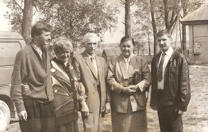 Janina Garbatavičienė (antra iš kairės) - Pokiškių mokyklos mokytoja.