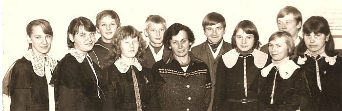 Janina Garbatavičienė su auklėtinais - Pokiškių mokyklos mokiniais.