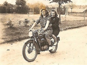 Janinos Garbatavičienės norą vairuoti motociklą liudija jaunystės nuotrauka.