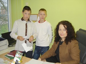 Širvintų „Atžalyno“ progimnazijos socialinė pedagogė Renata Gasparavičienė drauge su aktyviausiais užimtumo stovyklos „Ištiesk ranką“ pagalbininkais (iš kairės į dešinę) Luku Kulikovskiu ir Laurynu Lebenko.