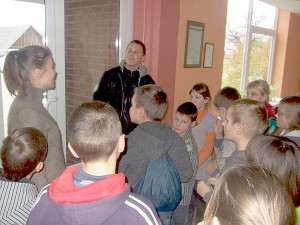 Apie pareigūnų bei jaunųjų policijos rėmėjų veiklą ir darbą pasakojo gimnazistas Mantas Denisovas (centre).