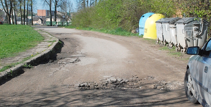 Pakeitus objektų sąrašą, bus suremontuotas šis įvažiavimas, kuriuo nemažai automobilių kasdien rieda į daugiabučių kiemus, taip pat - į garažų masyvą.
