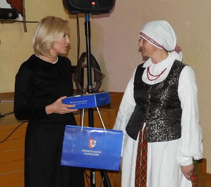 Už koncertą Gelvonų filialo vadovei Gitai Krylavičienei (dešinėje) dėkojo rajono merė Živilė Pinskuvienė.