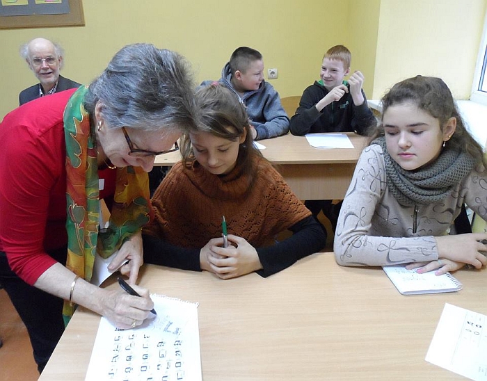 Susan Storring moko parašyti savo vardą žydų kalba.
