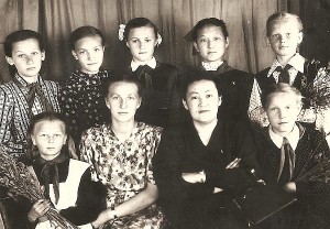 Su bendraklasiais Bajandaj mokykloje (antroje eilėje pirma iš kairės Genovaitė Starkūnaitė-Piškinienė.