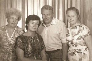 Genovaitė Piškinienė (sėdi) su vyru Antanu, vaikystės drauge Ala (pirma iš kairės) ir Alos dukra Aliona (pirma iš dešinės).