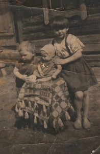 Gertrūda Cikanauskaitė-Mickonienė su broliais Rimu ir Laimiu.