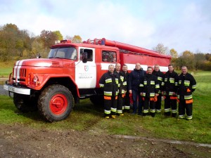 Širvintų rajono savivaldybės priešgaisrinės  tarnybos direktoriaus pareigas Gintaras Pumputis (ketvirtas iš kairės) drauge su ugniagesiais gelbėtojais.