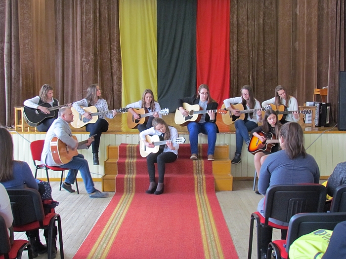Širdis virpino jautrios A. Golco vadovaujamos gitaros studijos narių dainos.