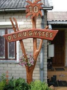 Drožinys gali tapti jaukia ir originalia kiemo puošmena.