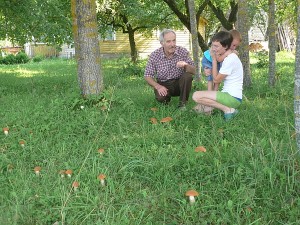 Juozas Rabazauskas su dukra Vilma ir anūku Karoliu beveik kieme aptiko 225 raudonikius.