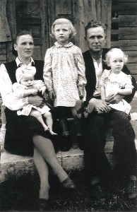 Aldona ir Stanislovas Gudeikiai su vaikais (iš kairės į dešinę) Jonu, Stanislava ir Gene. 1952 m. Aldona ir Stanislovas Gudeikiai su vaikais (iš kairės į dešinę) Jonu, Stanislava ir Gene. 1952 m.