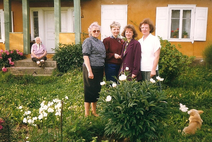 Mama (sėdi) su dukromis (iš kairės į dešinę) Gene, Laima, Danute ir Stanislava.