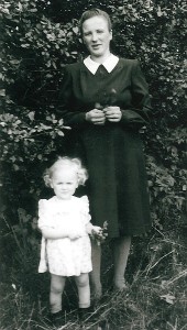 Aldona Gudeikienė su dukra Gene. 1952 m. Aldona Gudeikienė su dukra Gene. 1952 m.