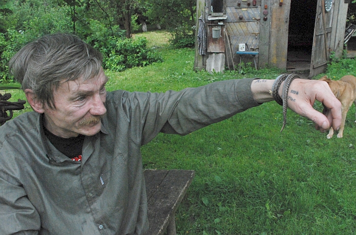 Algirdo rankose negyva angis. O jeigu būtų gyva?...