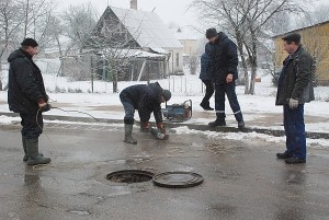 Vandentiekininkai pradeda avarijos likvidavimo darbus.