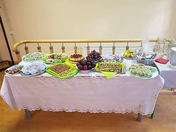 Ant šio turtingo stalo - tik sveiki produktai.