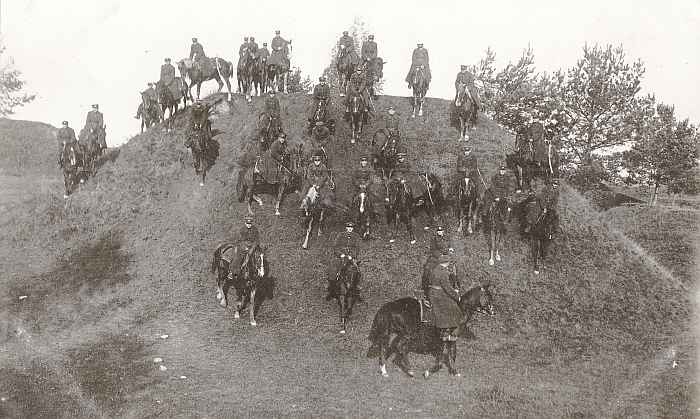 Lietuvos kariuomenės kavaleristai Kernavėje. Šią nuotrauką „Širvintų krašto“ skaitytojams dovanoja šiaulietis Petras Kaminskas.