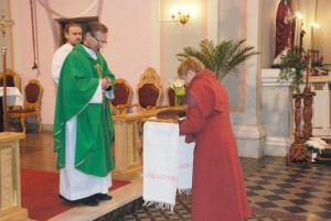 Per Šv. Mišias kunigams buvo įteiktos gimnazijos atnašos (dovanos) - meilės ir mokėjimo dalintis ženklas. Duoną įteikia Širvintų Lauryno Stuokos - Gucevičiaus gimnazijos direktorė Audronė Buzienė. Per Šv. Mišias kunigams buvo įteiktos gimnazijos atnašos (dovanos) - meilės ir mokėjimo dalintis ženklas. Duoną įteikia Širvintų Lauryno Stuokos - Gucevičiaus gimnazijos direktorė Audronė Buzienė.