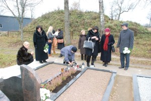 Prie Anapilin išėjusių mokytojų kapų padėta gėlių, uždegtos žvakelės.