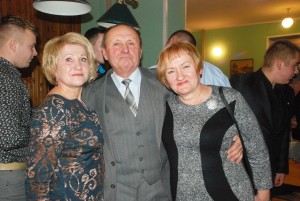 Vakaronėje susitiko seni draugai: Nijolė Didžiokienė, Alfonsas Romas Maršalka ir Regina Jagminienė. Vakaronėje susitiko seni draugai: Nijolė Didžiokienė, Alfonsas Romas Maršalka ir Regina Jagminienė.