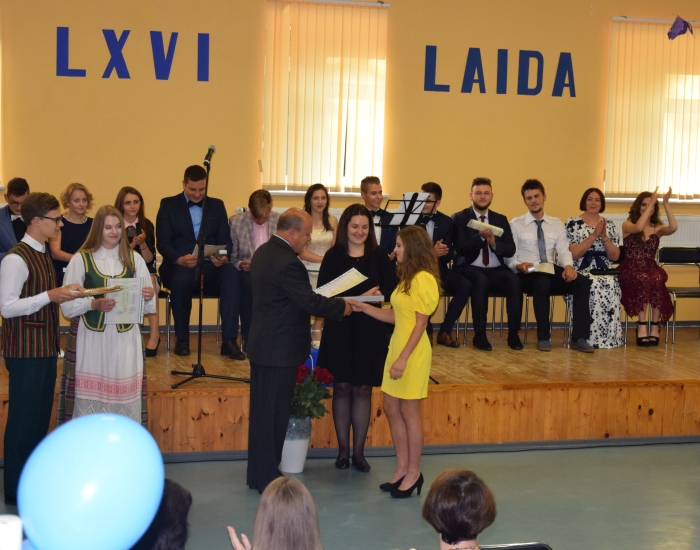 Visiems rajono abiturientams įteiktos simbolinės Savivaldybės dovanėlės - asmenukių lazdos - pasikeitusio gyvenimo akimirkoms fiksuoti. Visiems rajono abiturientams įteiktos simbolinės Savivaldybės dovanėlės - asmenukių lazdos - pasikeitusio gyvenimo akimirkoms fiksuoti.