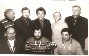 Po Širvintų rajono šaškių varžybų. Pirmoje eilėje prizinių vietų laimėtojai:  (iš kairės į dešinę) Algimantas Vėbra, Vladas Karablikovas ir Jonas Karablikovas.