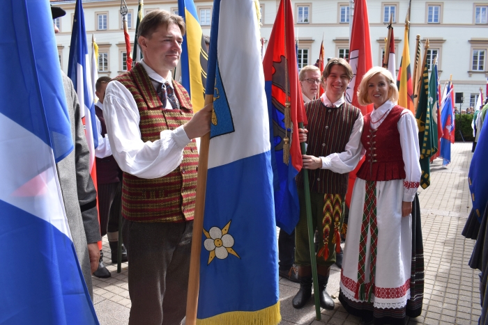 Valstybės vėliavų pakėlimo ceremonija S. Daukanto aikštėje. Nuotraukoje - Širvintų rajono savivaldybės merė Živilė Pinskuvienė ir Lukas Cikanavičius.