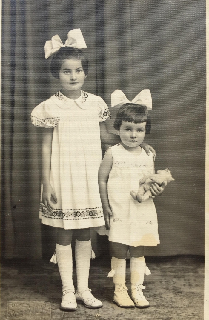 Su vyresnėle seserimi Edith. 1940 m.