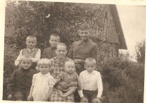 Vlado ir Petronėlės Vėbrų šeima (antroje eilėje pirmas iš kairės Algimantas Vėbra).