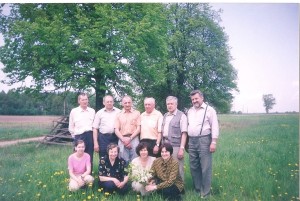 Algimantas Vėbra (trečias iš dešinės) su broliais tėviškėje.